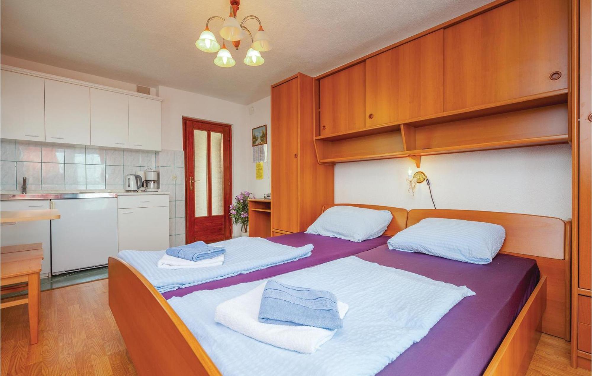 1 Bedroom Cozy Apartment In Криквеница Екстериор снимка